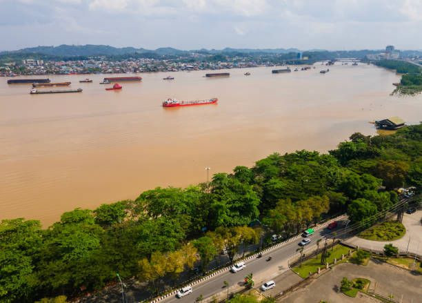 Sumber foto: Pixabay – Kondisi Sungai Mahakam di Samarinda, Kalimantan Timur Habitat Para Ikan Pesut