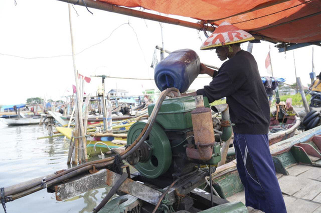 Nelayan mengisi Jenis Bahan Bakar Minyak (BBM) Tertentu solar untuk mesin bajak di Cirebon, Jawa Barat, pertengahan 2025 lalu. Foto: Dok. Kementerian ESDM