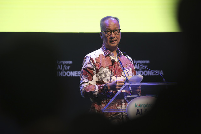 Menteri Perindustrian Agus Gumiwang Kartasasmita memberikan keynote speech pada acara kumparan AI for Indonesia 2025 di The Ballroom at Djakarta Theater, Jakarta Pusat, Kamis (23/10/2025). Foto: Aditia Noviansyah/kumparan