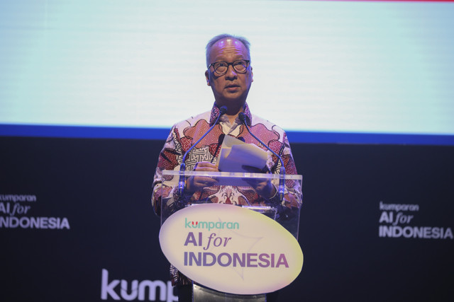 Menteri Perindustrian Agus Gumiwang Kartasasmita memberikan keynote speech pada acara kumparan AI for Indonesia 2025 di The Ballroom at Djakarta Theater, Jakarta Pusat, Kamis (23/10/2025). Foto: Aditia Noviansyah/kumparan