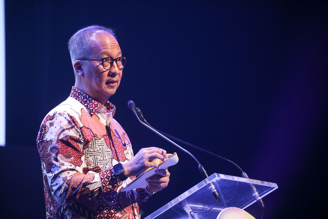 Menteri Perindustrian Agus Gumiwang Kartasasmita memberikan keynote speech pada acara kumparan AI for Indonesia 2025 di The Ballroom at Djakarta Theater, Jakarta Pusat, Kamis (23/10/2025). Foto: Aditia Noviansyah/kumparan