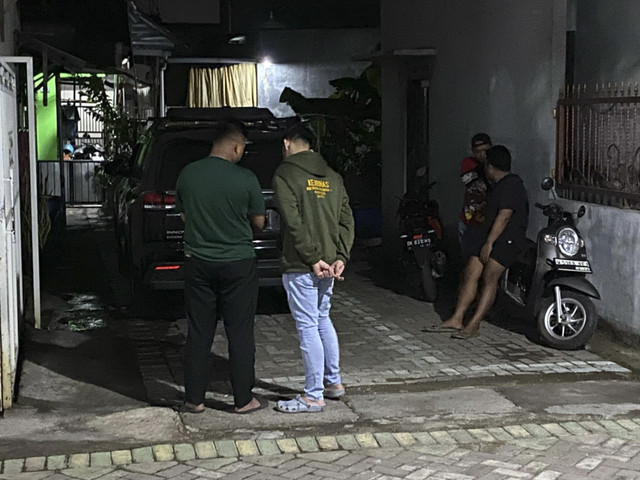 Kasat Reskrim Polres Jember AKP Angga Riatma bersama tim menggerebek lokasi persembunyian pelaku pemerkosaan mahasiswi. Foto: Dok. Satreskrim Polres Jember