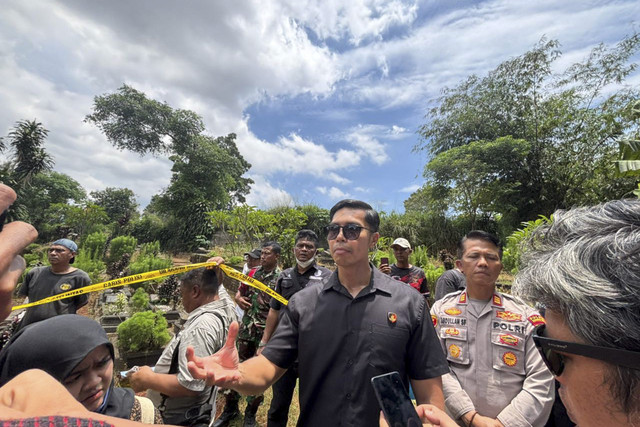 Kasat Reskrim Polres Metro Depok, Kompol Made Gede Oka Utama, menjawab pertanyaan awak media usai ekshumasi makam Rasya di Makam Talang Anyar, Bojong Gede, Kabupaten Bogor, Jawa Barat, Kamis (23/10/2025). Foto: Amira Nada Fauziyyah/kumparan