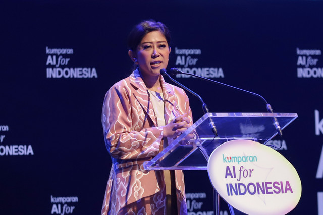 Menteri Komunikasi dan Digital Meutya Hafid memberikan keynote speech pada acara kumparan AI for Indonesia 2025 di The Ballroom at Djakarta Theater, Jakarta Pusat, Kamis (23/10/2025). Foto: Jamal Ramadhan/kumparan