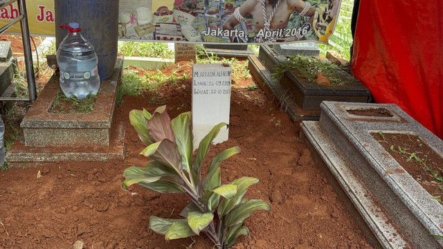 Makam Rasya, bocah 6 tahun yang tewas dianiaya ibu tiri usai proses ekshumasi di Makam Kalang Anyar, Bojong Gede, Bogor, Jawa Barat, Kamis (23/10/2025). Foto: Amira Nada Fauziyyah/kumparan