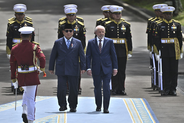 Presiden Prabowo Subianto (kiri) bersama Presiden Brazil Luiz Inacio Lula da Silva (kedua kiri) berjalan untuk pemeriksaan pasukan di Istana Merdeka, Jakarta, Kamis (23/10/2025). Foto: Muhammad Adimaja/ANTARA FOTO