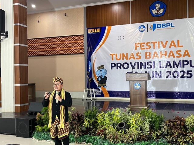 Sekretaris Badan Pengembangan dan Pembinaan Bahasa, Ganjar Harimansyah saat memberikan materi pada Festival Tunas Bahasa Ibu (FTBI) Tingkat Provinsi Lampung 2025 | Foto : Eka Febriani / Lampung Geh