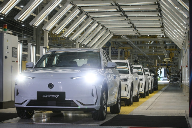 Kendaraan listrik e.MAS7 Proton meluncur dari jalur perakitan baru di pabrik EV khusus perusahaan di Tanjung Malim, Perak , Malaysia. Foto: Dok. Malaysia Mail/Yusof Isa