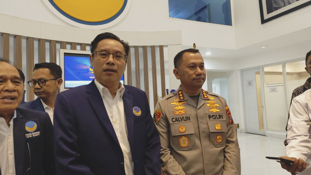 Ketua DPW NasDem Sumut, Iskandar ST bersama Kapolrestabes Medan, Kombes Pol Jean Calvijn Simanjuntak di Kantor NasDem Sumut, Medan, Kamis (23/10/2025). Foto: Amar Marpaung/kumparan