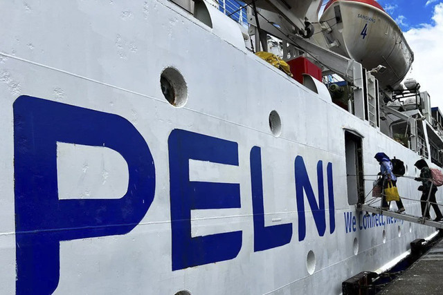 Sejumlah penumpang memasuki kapal Pelni di Pelabuhan Ambon menuju Banda Neira, Kepulauan Banda, Provinsi Maluku, Senin (20/10/2025). Foto: Harianto/ANTARA