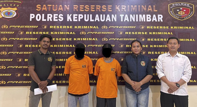 ML (46) ibu kandung dan EL (34) ayah tiri ditangkap karena kasus perkosaan anak. Foto: Dok. Polres Kepulauan Tanimbar