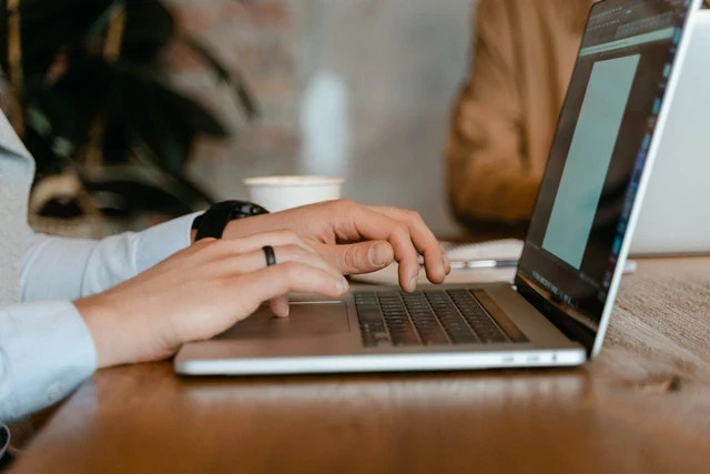 Ilustrasi laptop 7 jutaan terbaik Oktober 2025. Foto: Pexels