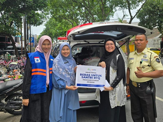 Penyerahan Bantuan Pegadaian Syariah AR Hakim, Beras 100 Kg untuk Santri RTQ DT Peduli Sumut  (Sumber : DT Peduli)