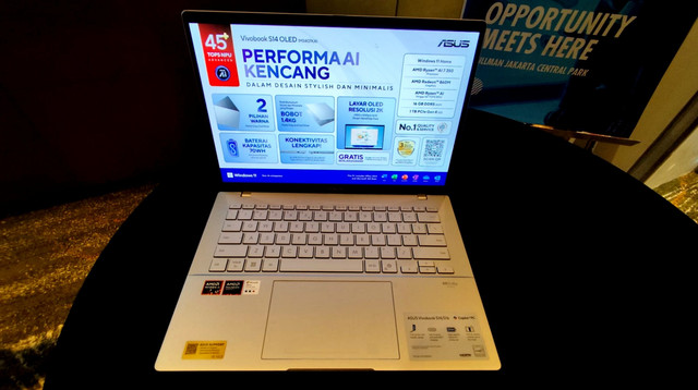 Laptop Asus yang dibekali dukungan artificial intelligence (AI).  Foto: Jonathan Devin/kumparan