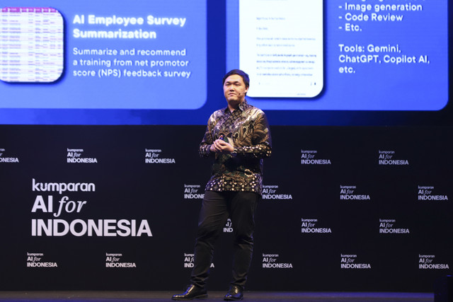Assistant Vice President od Data Science Blibli Welly Dwi Purba memberikan pemaparan saat sesi The Plaiground pada acara kumparan AI for Indonesia 2025 di The Ballroom at Djakarta Theater, Jakarta Pusat, Kamis (23/10/2025). Foto: Iqbal Firdaus/kumparan