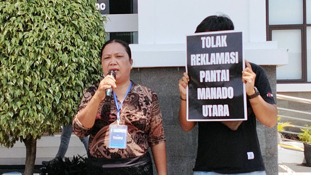 Koordinator Perempuan Melawan, Restin Bangsuil, saat menggelar aksi menolak reklamasi Teluk Manado disela-sela sidang di PTUN.