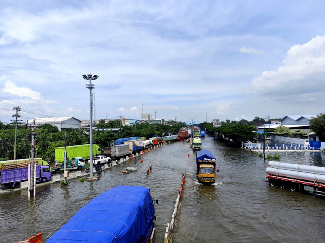Banjir di Jalan Pantura Semarang Demak.  Foto: Intan Alliva Khansa/kumparan