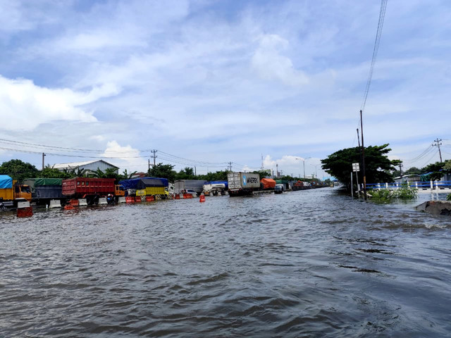 Banjir di Jalan Pantura Semarang Demak. Foto: Intan Alliva Khansa/kumparan