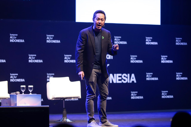 Founder & Group CEO VIDA Niki Luhur memberikan pemaparan saat sesi The Plaiground pada acara kumparan AI for Indonesia 2025 di The Ballroom at Djakarta Theater, Jakarta Pusat, Kamis (23/10/2025). Foto: Jamal Ramadhan/kumparan