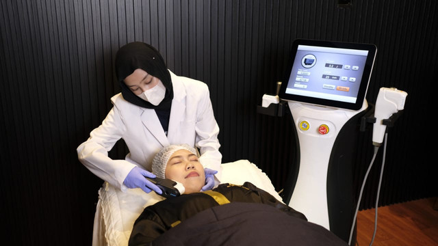 Pengguna Ultra HIFU sedang melakukan perawatan kepada pasiennya. Foto : Istimewa