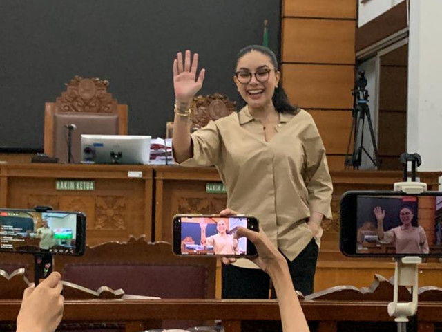 Terdakwa Nikita Mirzani hadir dalam sidang beragendakan duplik kasus dugaan pemerasan dan Tindak Pidana Pencucian Uang (TPPU) di Pengadilan Negeri (PN) Jakarta Selatan, Kamis (23/10/2025). 
 Foto: Vincentius Mario/kumparan