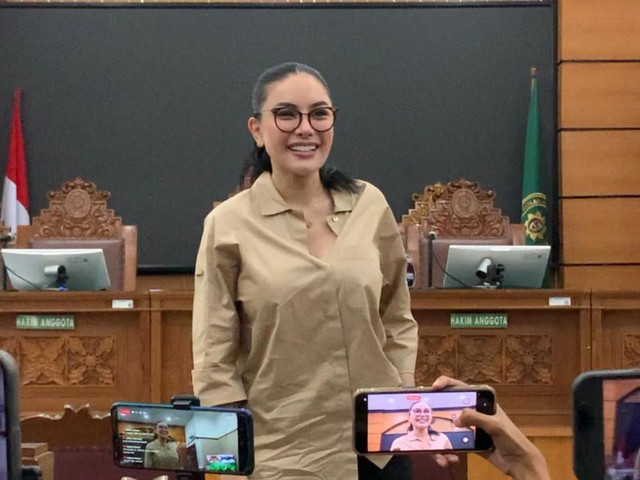 Terdakwa Nikita Mirzani hadir dalam sidang beragendakan duplik kasus dugaan pemerasan dan Tindak Pidana Pencucian Uang (TPPU) di Pengadilan Negeri (PN) Jakarta Selatan, Kamis (23/10/2025). 
 Foto: Vincentius Mario/kumparan
