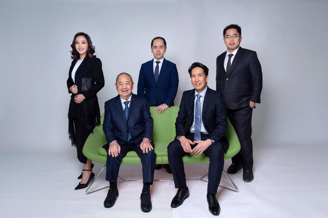 Jajaran direksi emiten cat PT Avia Avian Tbk. (AVIA). Foto : Dok. PT AVIA