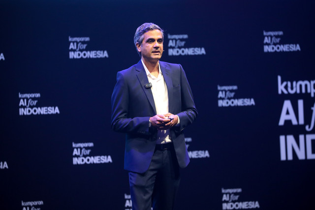 Chief Data & AI Officer Indosat Ooredoo Hutchison Chirag Sukhadia memberikan pemaparan saat sesi The Plaiground pada acara kumparan AI for Indonesia 2025 di The Ballroom at Djakarta Theater, Jakarta Pusat, Kamis (23/10/2025). Foto: Aditia Noviansyah/kumparan
