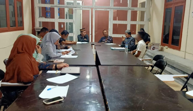 BKPSDM Aceh Singkil memanggil JS (baju putih) pegawai PPPK yang viral karena menceraikan istrinya tiga hari sebelum pelantikan. Pemeriksaan berlangsung di kantor BKPSDM, Kamis (23/10/2025).  Foto: Dok. BKPSDM Aceh Singkil