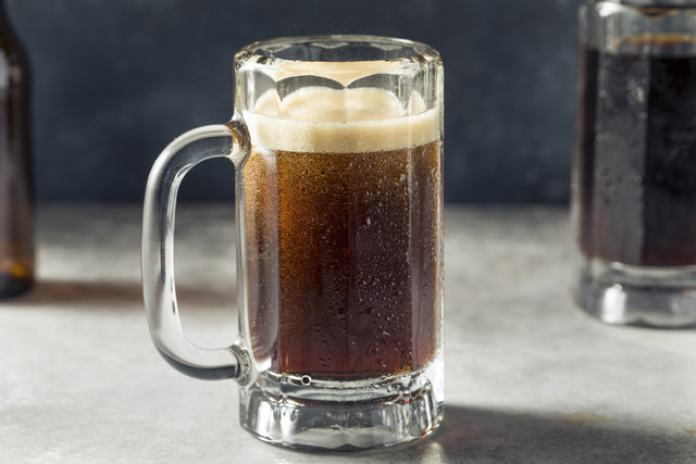 Ilustrasi minuman root beer. Foto: Brent Hofacker/Shutterstock