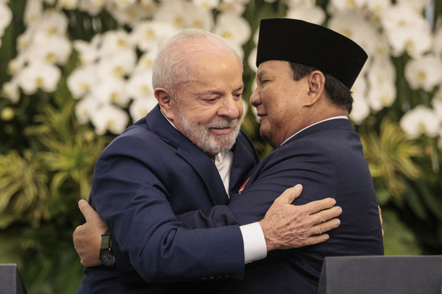 Presiden Prabowo Subianto berpelukan dengan Presiden Brasil Luiz Inacio Lula da Silva usai menyampaikan keterangan pers saat melakukan pertemuan kenegaraan di Istana Merdeka, Jakarta, Kamis (23/10/2025). Foto: Yasuyoshi Chiba/AFP