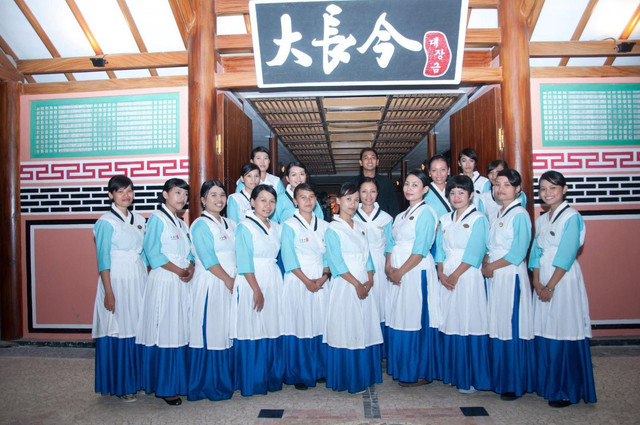 Para pegawai restoran Dae Jang Geum mengenakan hanbok, busana tradisional Korea, saat melayani pengunjung. Restoran ini sempat menjadi ikon kuliner Korea di Yogyakarta pada 2010-an. Foto: Istimewa