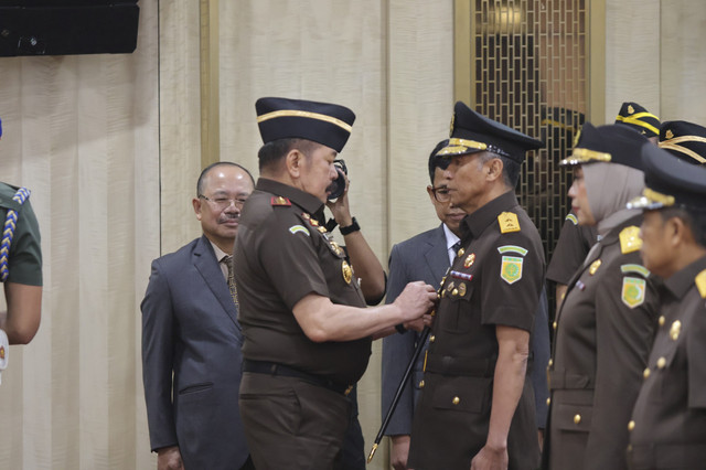 Jaksa Agung ST Burhanuddin melantik 17 Kepala Kejaksaan Tinggi (Kajati) sejumlah daerah dan 20 pejabat eselon II di lingkungan Kejagung, di Gedung Utama Kejagung, Jakarta, Kamis (23/10/2025). Foto: Dok. Kejagung