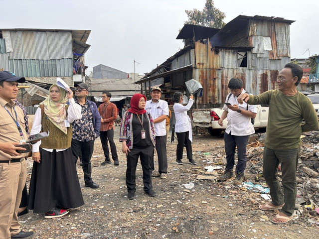 Direktorat Koordinasi dan Supervisi KPK Wilayah II meninjau langsung proyek normalisasi Kali Ciliwung, di kawasan Pengadegan, Jakarta Selatan, Selasa (21/10/2025). Foto: Dok. KPK