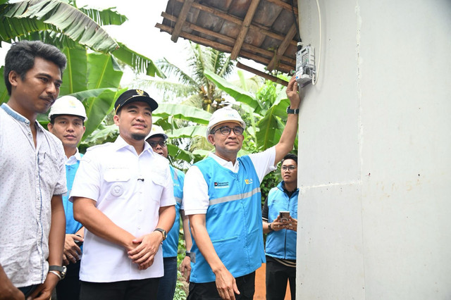 Direktur Utama PLN Indonesia Power, Bernadus Sudarmanta, memberikan listrik gratis ke warga Cilegon melalui program Light Up The Dream (LUTD) di wilayah Ring 1 PLTU Suralaya, Kota Cilegon, Banten, Rabu (22/10/2025). Foto: PLN IP
