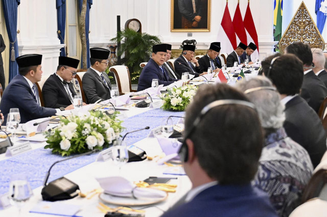 Presiden Republik Indonesia Prabowo Subianto menggelar jamuan working lunch untuk Presiden Republik Federasi Brasil Luiz Inacio Lula da Silva beserta Ibu Negara Janja Lula da Silva dan delegasi di Istana Merdeka, Jakarta Pusat, Kamis (23/10/2025). Foto: Cahyo/Biro Pers Sekretariat Presiden