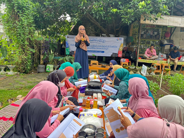 BRI Peduli Yok Kita Gas menggelar Pelatihan Pengolahan Limbah Minyak Jelantah bersama anggota Pemberdayaan Kesejahteraan Keluarga (PKK) Kelurahan Babakan di Bank Sampah Azalea, Kecamatan Bogor Tengah, Bogor. Foto: Dok. BRI