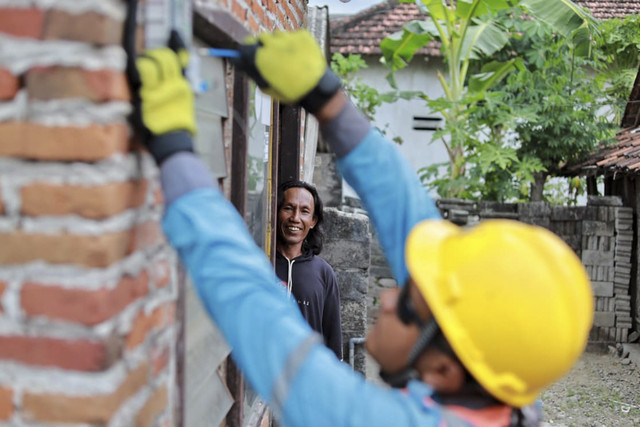 Petugas PLN saat Memasang Arus Listrik Penduduk Usai PLTS Kalosot Beroperasi di Kabupaten Sumenep, Madura, Jawa Timur. Foto: Dok. PLN Unit Pelaksana Pelayanan Pelanggan (UP3) Madura