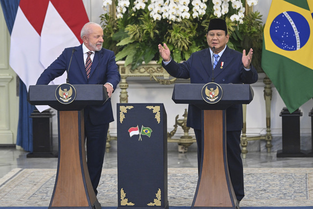 Presiden Prabowo Subianto (kanan) bersama Presiden Brazil Luiz Inacio Lula da Silva (kiri) menyampaikan keterangan kepada wartawan usai melakukan pertemuan bilateral di Istana Merdeka, Jakarta, Kamis (23/10/2025). Foto: Aditya Pradana Putra/ANTARA FOTO