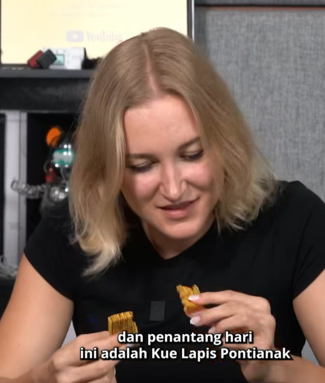YouTuber Laurence Benson promosikan kue lapis legit Pontianak kepada warga Dubai. Foto: Dok. Instagram @laurencerioubenson