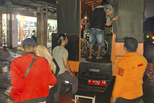 Petugas BPBD Kota Semarang melakukan evakuasi terhadap pasien dan tenaga medis RSI Sultan Agung pada Kamis (23/10/2025).  Foto: Dok. BPBD