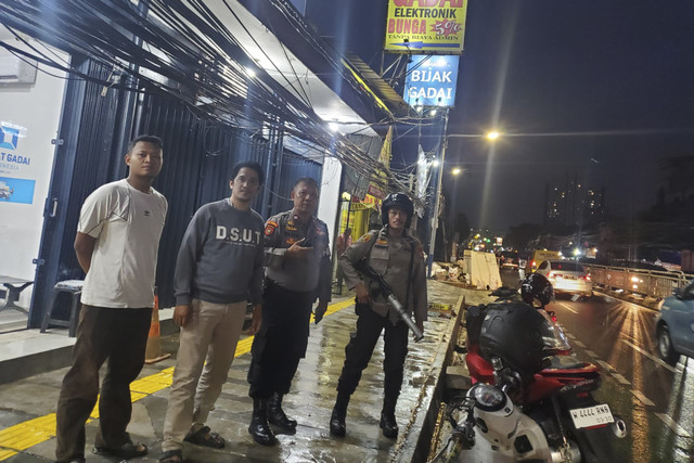 Polisi saat mengecek lokasi tawuran di Manggarai, Jakarta Selatan, Kamis (23/10/2025). Foto: Dok. Istimewa