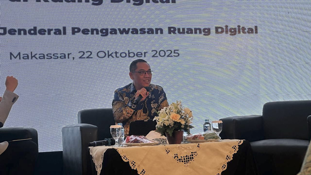 Dirjen Pengawasan Ruang Digital Komdigi, Alexsander Sabar saat Diskusi Media oleh Kementerian Digital dan Komunikasi di Menara Bossowa, Makasar, Sulawesi Selatan. Kamis (23/10/2025). Foto: Rayyan Farhansyah/kumparan