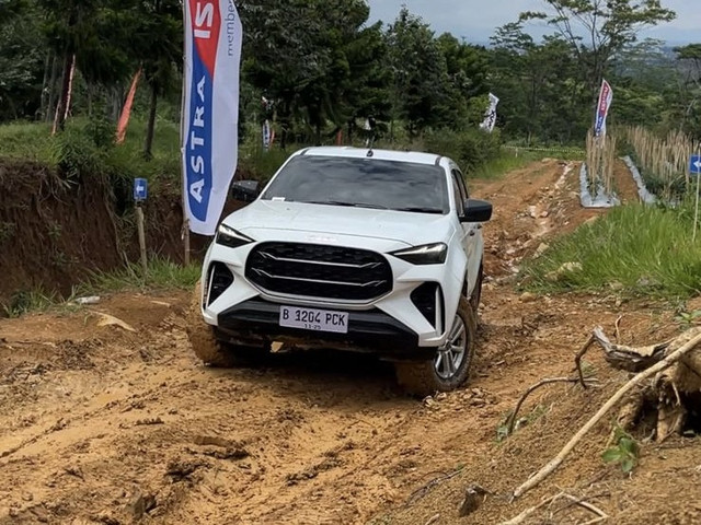 Isuzu MU-X dalam acara MAXPerience di Sentul, Bogor, Kamis (23/10). Foto: Syahrul Ghiffari/kumparan