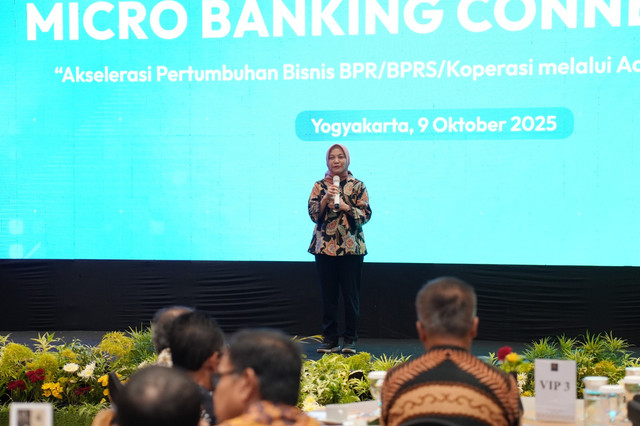 CEO Telkomsigma Dwi Sulistiani saat memberikan pemaparan pada acara Micro Banking Connect 2025 di Yogyakarta pada (9/10). Foto: dok. Telkom
