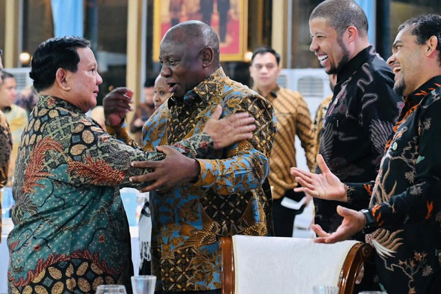 Presiden Prabowo Subianto memberikan batik kepada presiden Afrika Selatan, Cyril Rampahosa. Foto: Instagram/ @sekretariat.kabinet
