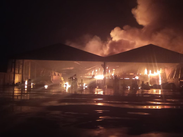Kebakaran melanda PT DAS di Jalan Raya Proklamasi, Kelurahan Tunggak Jati, Karawang Barat Kamis (23/10) malam. Foto: Dok. Istimewa