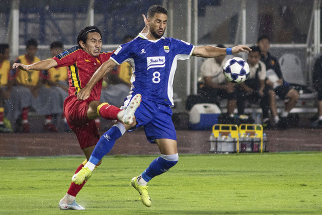Pemain Persib Bandung Luciano Guaycochea berebut bola dengan pemain Selangor FC Aliff Haiqal pada pertandingan Fase Grup G AFC Champions League (ACL) Two di Stadion Gelora Bandung Lautan Api, Bandung, Jawa Barat, Kamis (23/10/2025). Foto: Novrian Arbi/Antara Foto