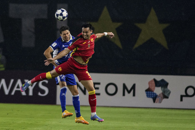 Pemain Persib Bandung Federico Barba (kiri) berebut bola dengan pemain Selangor FC Quentin Cheng (kanan) pada pertandingan Fase Grup G AFC Champions League (ACL) Two di Stadion Gelora Bandung Lautan Api, Bandung, Jawa Barat, Kamis (23/10/2025). Foto: Novrian Arbi/Antara Foto