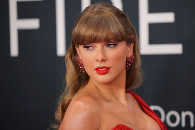 Taylor Swift tiba menghadiri Grammy Awards ke-67 di Los Angeles, California, AS, Minggu (2/2/2025). Foto: Daniel Cole/REUTERS